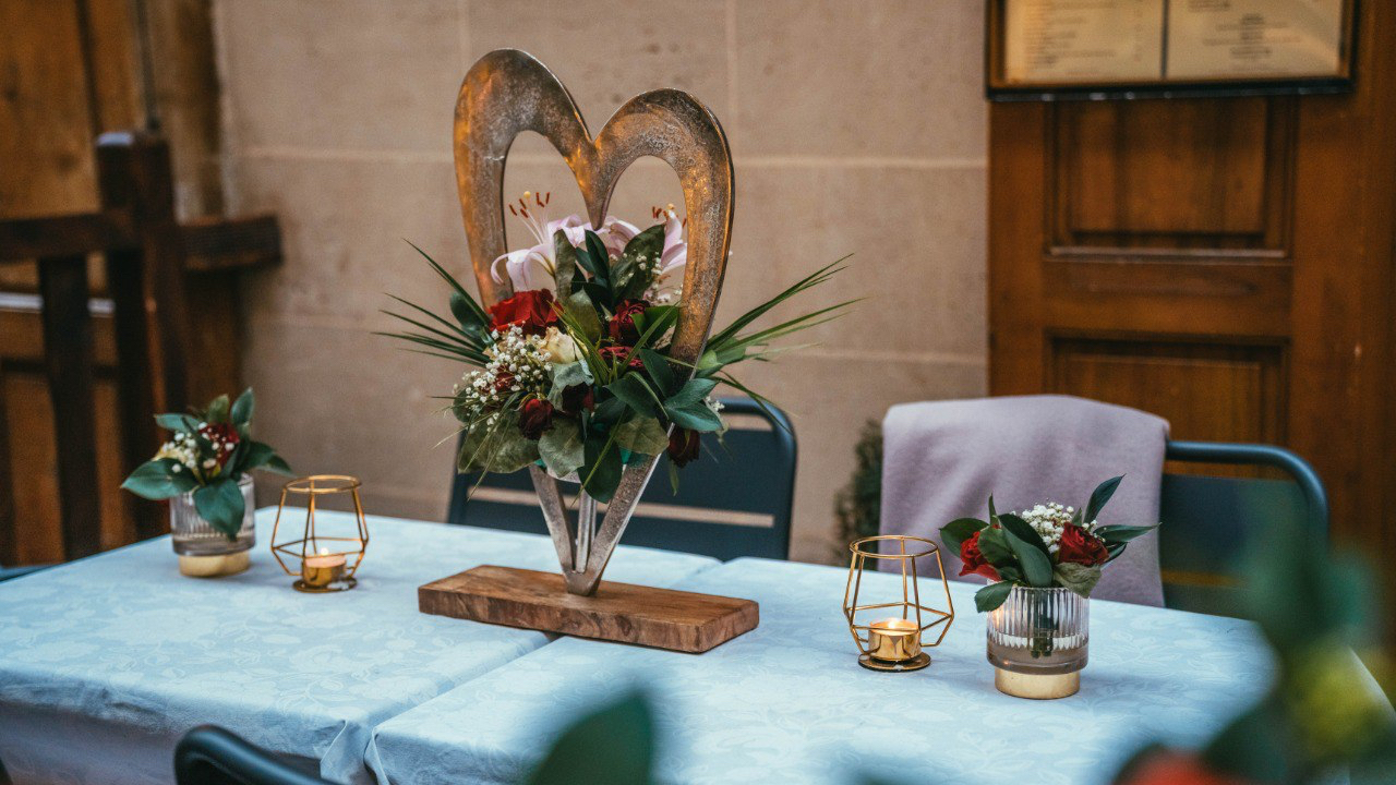 Table romantique du restaurant La Finestra avec décoration en forme de cœur et bougies