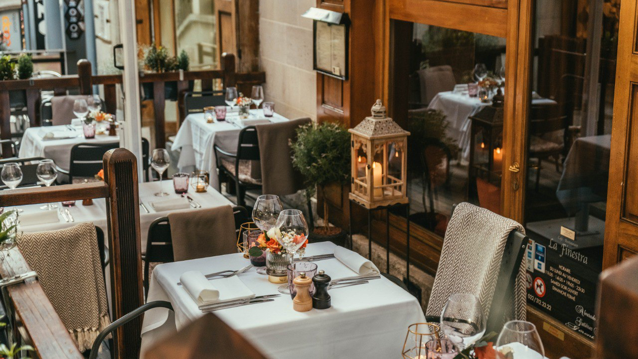Terrasse du restaurant La Finestra en soirée avec lanternes et ambiance chaleureuse