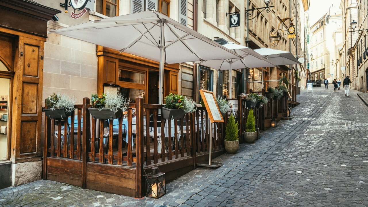 Restaurant La Finestra dans la vieille ville de Genève avec terrasse sur rue pavée